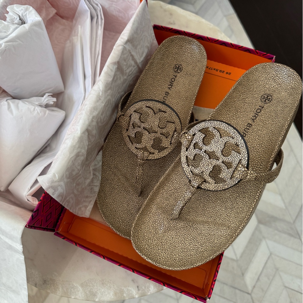 NWT TORY BURCH Miller Sand Cloud Stingray Leather Medallion Sandals sizer 9.5